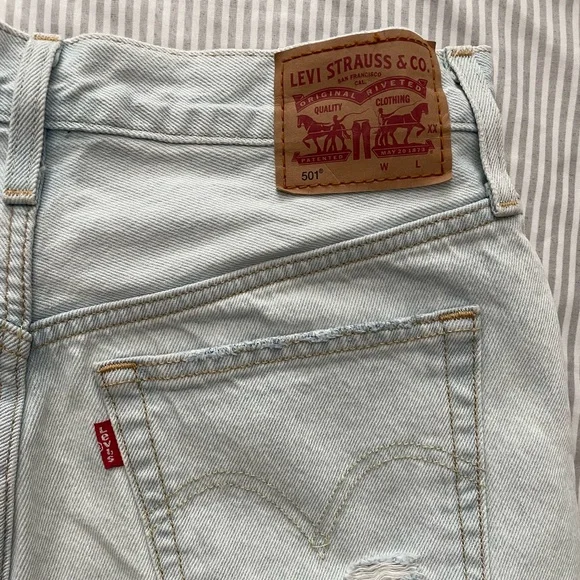 GUC Women’s Levi Shorts - Picture 2 of 4